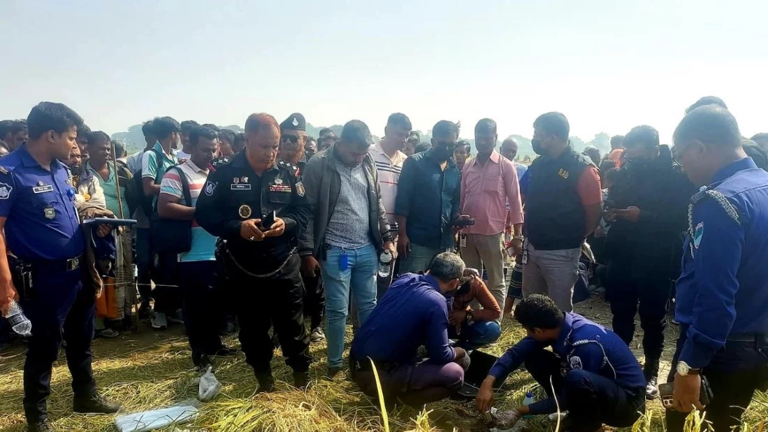 মুখমণ্ডল পুড়িয়ে দেওয়া মরদেহ পড়ে ছিল ধানক্ষেতে